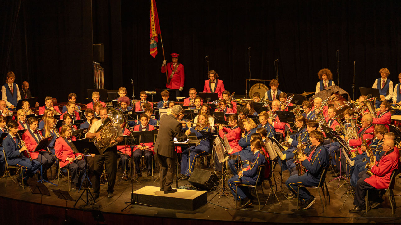 L'orchestre d'Harmonie de l'EMN (en bleu) avec la Fanfare de Nyon(en rouge)